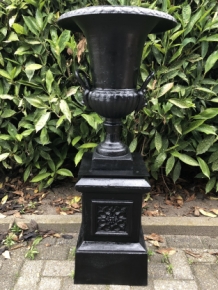 Vase aus Gusseisen auf gusseiserner Säule, schwer und robust in schwarz!