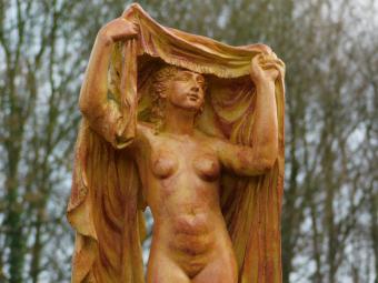 Statue Nackte Frau drapiert – 67 cm – Polystone