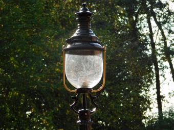 Klassische Außenleuchte – 93 cm – Schwarz – Aluminiumfuß + Schirm mit Messingakzenten