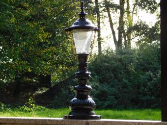 Klassische Außenleuchte Schwarz – 74 cm – Eleganter Fuß – Schirm mit Messingakzenten – Aluminium