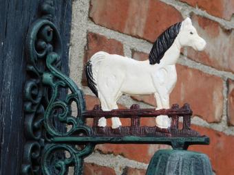 Türklingel mit Pferd, weiß – Gusseisen – Vintage-Wandklingel