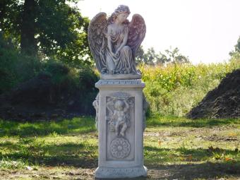 Engel mit Flügeln auf englischem Sockel – 113 cm – Stein