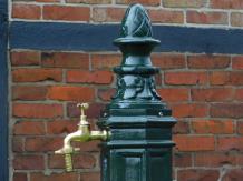 Standing fountain - alu - dark green - water tap