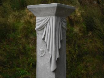 Griechischer Sockel mit Medusa-Draperie – 100 cm – Steinsäule