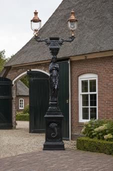 Unieke Lantaarnpaal Gietijzer met Vrouw - 320 cm hoog - zwart