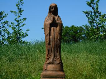 Maria Beeld Biddend – 90 cm – Vol Steen in Oxide – Klassiek Tuinbeeld