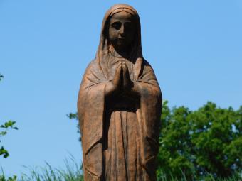 Maria Beeld Biddend – 90 cm – Vol Steen in Oxide – Klassiek Tuinbeeld