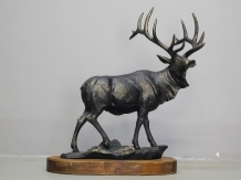 Skulptur „Damhirsch“ – Gusseisen mit Sockel aus Hartholz