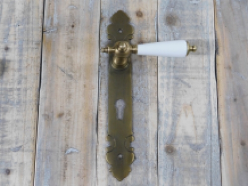 1 set of door hinges and locks: 1 knob, 1 door handle with porcelain handle antique white, 2 door plates brass patinated, PZ92