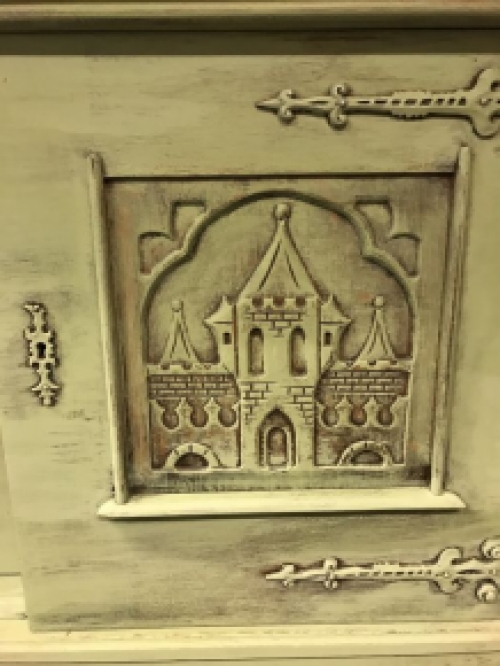 Atemberaubende mittelalterliche Burg Anrichte mit schönen Holzschnitzereien, erstaunlich schönes und einzigartiges Stück!!!