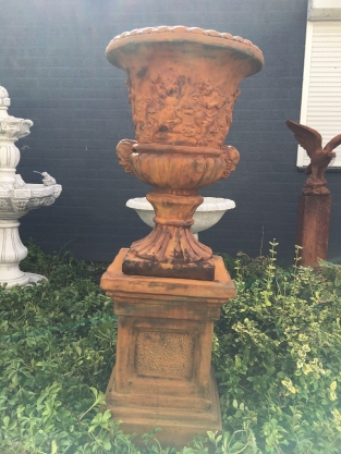 Sehr auffällige und schwere Blumentopf-Vase auf stabilem Sockel aus massivem Oxidstein mit Engeln
