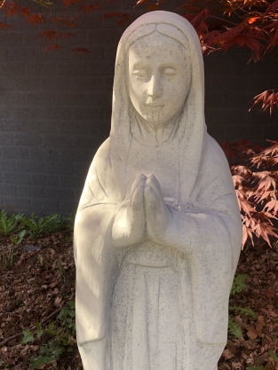 Mutter Maria / Mutter Maria, große Vollsteinskulptur