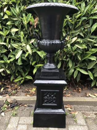 Vase aus Gusseisen auf gusseiserner Säule, schwer und robust in schwarz!