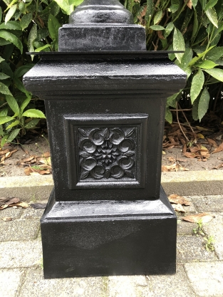 Vase aus Gusseisen auf gusseiserner Säule, schwer und robust in schwarz!