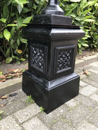 Vase aus Gusseisen auf gusseiserner Säule, schwer und robust in schwarz!