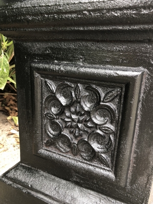 Vase aus Gusseisen auf gusseiserner Säule, schwer und robust in schwarz!