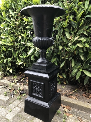 Vase aus Gusseisen auf gusseiserner Säule, schwer und robust in schwarz!