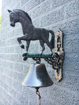 Klassische Wandglocke aus Gusseisen mit Pferd – Türklingel