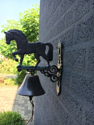 Klassische Wandglocke aus Gusseisen mit Pferd – Türklingel