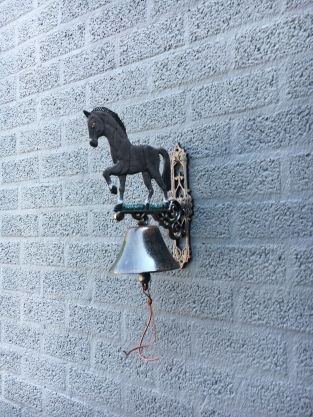 Klassische Wandglocke aus Gusseisen mit Pferd – Türklingel