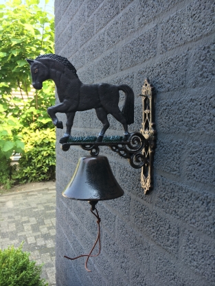 Klassische Wandglocke aus Gusseisen mit Pferd – Türklingel