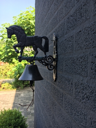 Klassische Wandglocke aus Gusseisen mit Pferd – Türklingel
