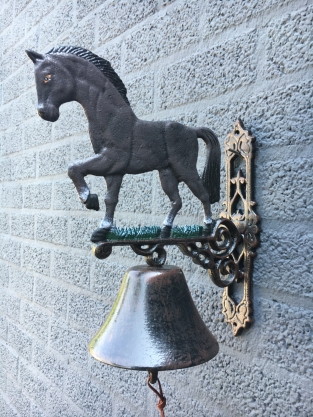 Klassische Wandglocke aus Gusseisen mit Pferd – Türklingel