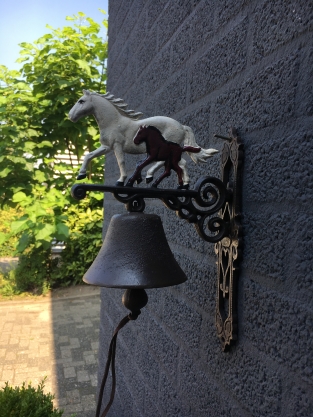 Türklingel „Pferd mit Fohlen“ – Gusseisen – Klassische Wandklingel