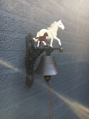 Türklingel „Pferd mit Fohlen“ – Gusseisen – Klassische Wandklingel