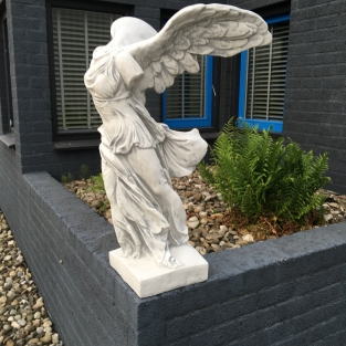 Wunderschöne Engelsfigur Nikè – 80 cm – aus massivem Stein