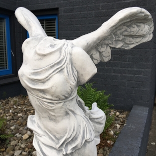 Wunderschöne Engelsfigur Nikè – 80 cm – aus massivem Stein