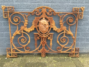 Fence for e.g. balcony, cast iron antique with medallion