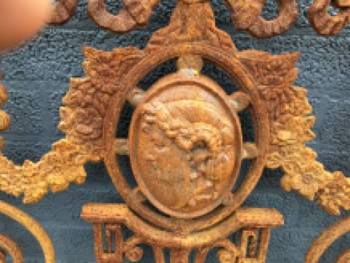 Fence for e.g. balcony, cast iron antique with medallion