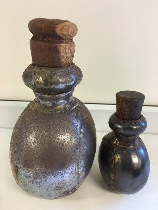 Satz von 2 originalen Krügen aus Indonesien