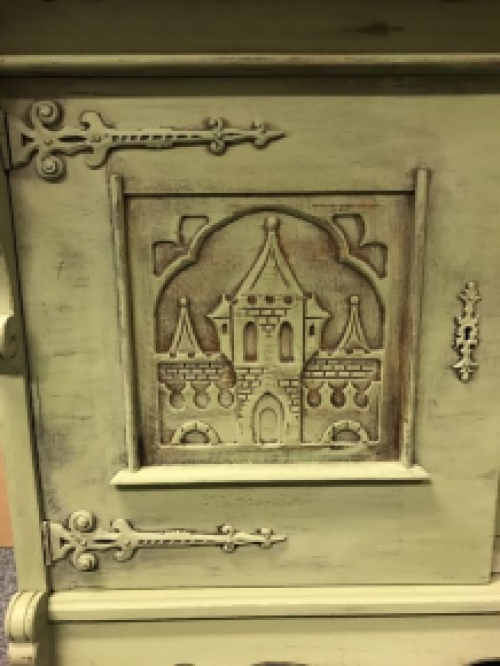 Atemberaubende mittelalterliche Burg Anrichte mit schönen Holzschnitzereien, erstaunlich schönes und einzigartiges Stück!!!