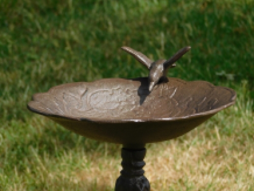 Fraai vogelbad op voet, met leuk decoratief vogeltje op de rand van het bad, gietijzer