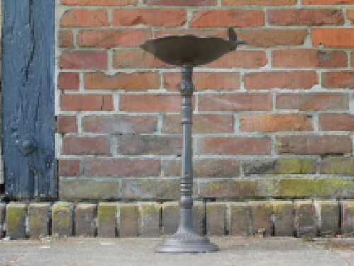 Fraai vogelbad op voet, met leuk decoratief vogeltje op de rand van het bad, gietijzer