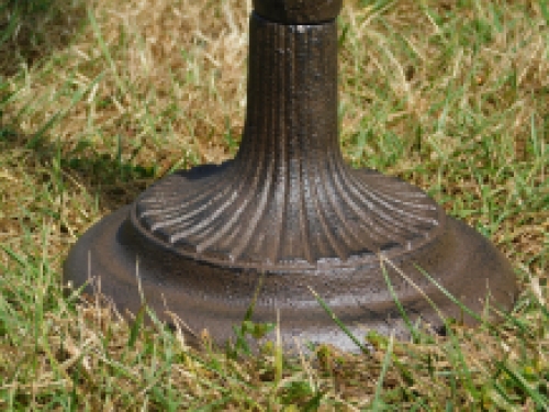 Fraai vogelbad op voet, met leuk decoratief vogeltje op de rand van het bad, gietijzer