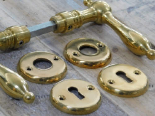 Türdrücker mit Rosetten, Messing poliert, toller Nostalgie-Türbeschlag Landhaus.