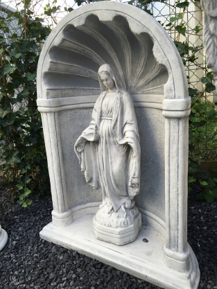 Schöne Marienstatue in steinernem Oratorium