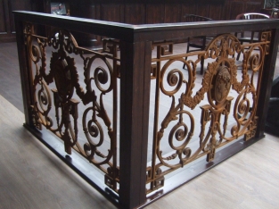 Fence for e.g. balcony, cast iron antique with medallion