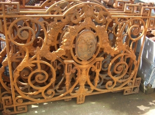 Fence for e.g. balcony, cast iron antique with medallion