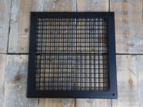 Großes quadratisches Lüftungsgitter mit festen (groben) Maschen, mattschwarz