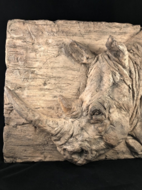 Wandornament in Holzoptik mit 3 D Nashornmotiv, Polystone-Holz