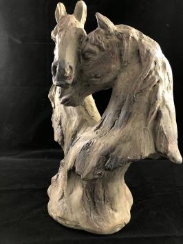Wunderschöne Pferdestatue mit zwei Pferdeköpfen, Holzoptik.