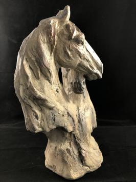 Wunderschöne Pferdestatue mit zwei Pferdeköpfen, Holzoptik.