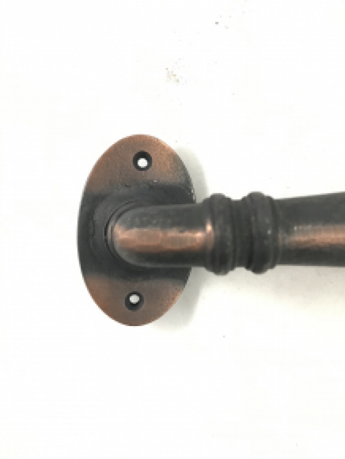 Türgarnitur aus schwerem, antikem Schmiedeeisen, Türgriffe im mittelalterlichen Stil mit gefederten Verschlüssen