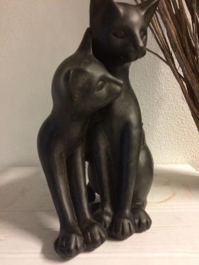 Set of 2 cats playing, polystyrene.