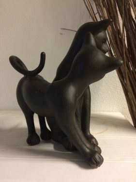 Set of 2 cats playing, polystyrene.