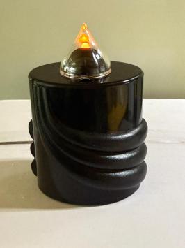 Eine Grablaterne / Grablampe, ganz aus Granit, mit 2 großen, halbrunden Fenstern